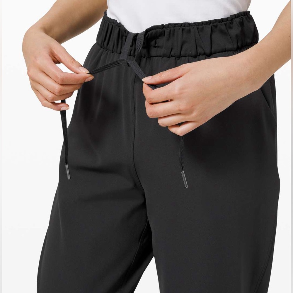 Lululemon On The Fly Black Ankle Elastic-Waist Drawstring Pants Size 4 EUC